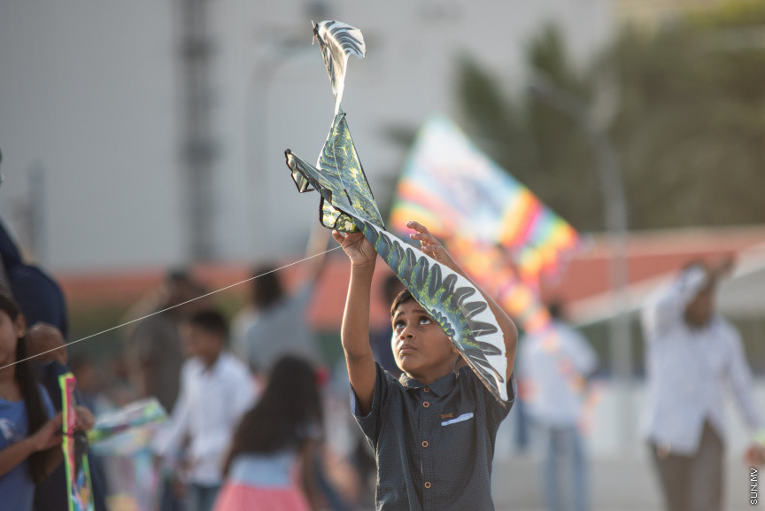 މެއި 10، 2019: އުސްފަސްގަނޑު ސަރަހައްދުގައި މަޑި އެރުވުން: ޒަމާނުއްސުރެ ކޮންމެ ރޯދަ މަހަކުވެސް ރޯދަކުރުކޮއްލުމަށް ކުޑަކުދިންނާއި ބޮޑެތި މީހުންވެސް މަޑި އުރުވުމަކީ އާންމުކަމެއް -- ސަން ފޮޓޯ/ ފަޔާޒު މޫސާ