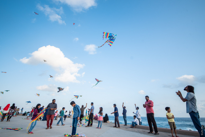 މެއި 10، 2019: އުސްފަސްގަނޑު ސަރަހައްދުގައި މަޑި އެރުވުން: ޒަމާނުއްސުރެ ކޮންމެ ރޯދަ މަހަކުވެސް ރޯދަކުރުކޮއްލުމަށް ކުޑަކުދިންނާއި ބޮޑެތި މީހުންވެސް މަޑި އުރުވުމަކީ އާންމުކަމެއް -- ސަން ފޮޓޯ/ ފަޔާޒު މޫސާ