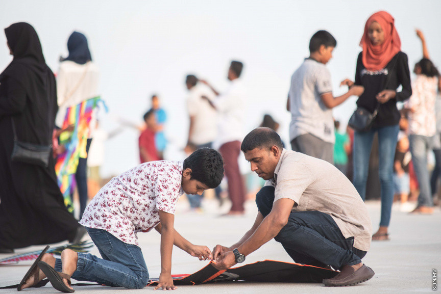 މެއި 10، 2019: އުސްފަސްގަނޑު ސަރަހައްދުގައި މަޑި އެރުވުން: ޒަމާނުއްސުރެ ކޮންމެ ރޯދަ މަހަކުވެސް ރޯދަކުރުކޮއްލުމަށް ކުޑަކުދިންނާއި ބޮޑެތި މީހުންވެސް މަޑި އުރުވުމަކީ އާންމުކަމެއް -- ސަން ފޮޓޯ/ ފަޔާޒު މޫސާ