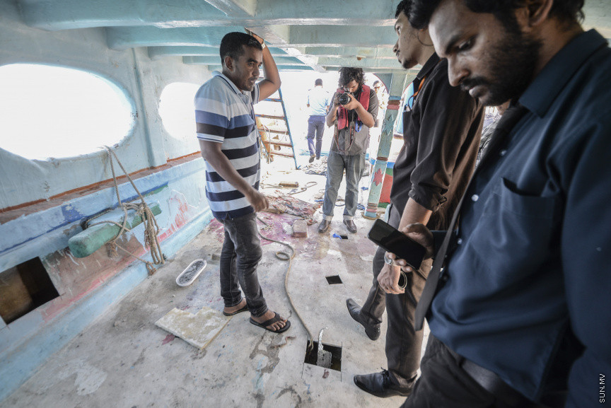 މެއި 15، 2019: މަސްތުވާތަކެއްޗާއެކު އަތުލައިގަތް އީރާން ބޯޓު: މިއަދު އެ ބޯޓު ވަނީ ނޫސްވެރިންނަށް ދައްކާލައިފައި، ބޯޓުން އަތުލައިގަތް މަސްތުވާތަކެތި 50 ކިލޯއަށްވުރެ ގިނަ --- ސަން ފޮޓޯ/ މުހައްމަދު މުޒައްޔިން ނާޒިމް