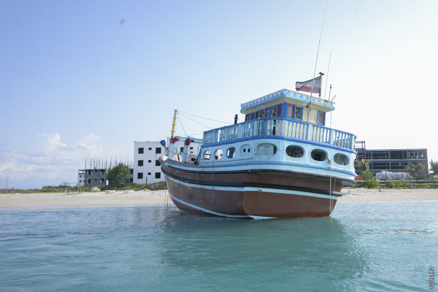 މެއި 15، 2019: މަސްތުވާތަކެއްޗާއެކު އަތުލައިގަތް އީރާން ބޯޓު: މިއަދު އެ ބޯޓު ވަނީ ނޫސްވެރިންނަށް ދައްކާލައިފައި، ބޯޓުން އަތުލައިގަތް މަސްތުވާތަކެތި 50 ކިލޯއަށްވުރެ ގިނަ --- ސަން ފޮޓޯ/ އަހްމަދު އަވްޝަން އިލްޔާސްވ