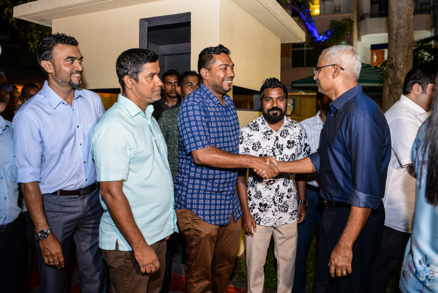 މެއި 22، 2019: ނިމިގެން މިދާ 18ވަނަ ރައްޔިތުންގެ މަޖިލީހުގެ މެމްބަރުންނާއި އަލަށް އިންތިހާބުވި 19ވަނަ ރައްޔިތުންގެ މަޖިލީހުގެ މެމްބަރުންނަށް، މަޖިލިސް ރައީސް ގާސިމް އިބްރާޙިމް ދެއްވި ތަރާވީސް: މި ތަރާވީހުގައި ރައީސް އިބްރާޙިމް މުހައްމަދު ސޯލިހު އާއި ނައިބް ރައީސް ފައިސަލް ނަސީމް ވަނީ ބައިވެރިވެ ވަޑައިގެންފައި -- ސަން ފޮޓޯ/ ފަޔާޒު މޫސާ