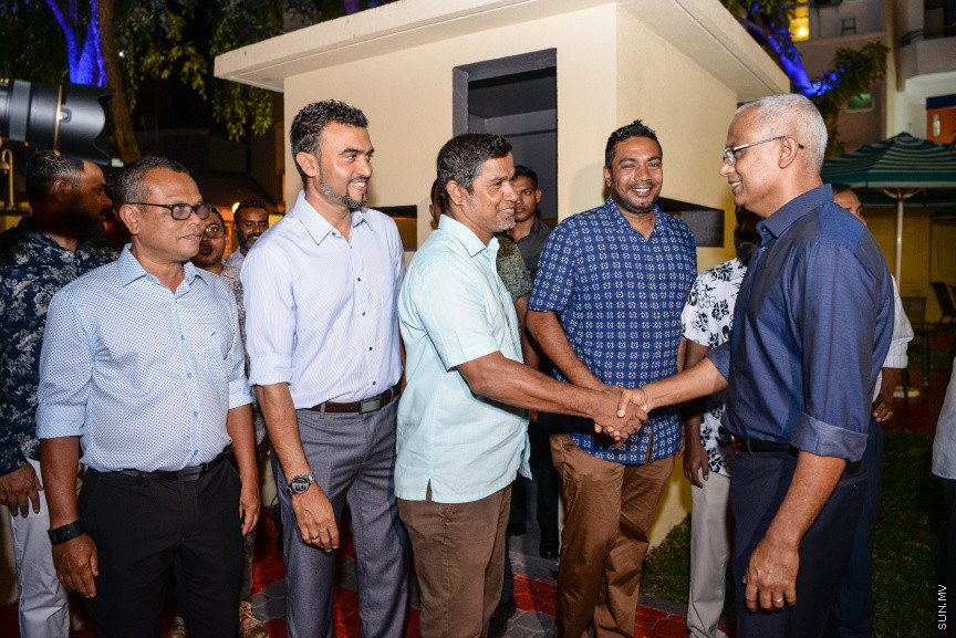 މެއި 22، 2019: ނިމިގެން މިދާ 18ވަނަ ރައްޔިތުންގެ މަޖިލީހުގެ މެމްބަރުންނާއި އަލަށް އިންތިހާބުވި 19ވަނަ ރައްޔިތުންގެ މަޖިލީހުގެ މެމްބަރުންނަށް، މަޖިލިސް ރައީސް ގާސިމް އިބްރާޙިމް ދެއްވި ތަރާވީސް: މި ތަރާވީހުގައި ރައީސް އިބްރާޙިމް މުހައްމަދު ސޯލިހު އާއި ނައިބް ރައީސް ފައިސަލް ނަސީމް ވަނީ ބައިވެރިވެ ވަޑައިގެންފައި -- ސަން ފޮޓޯ/ ފަޔާޒު މޫސާ
