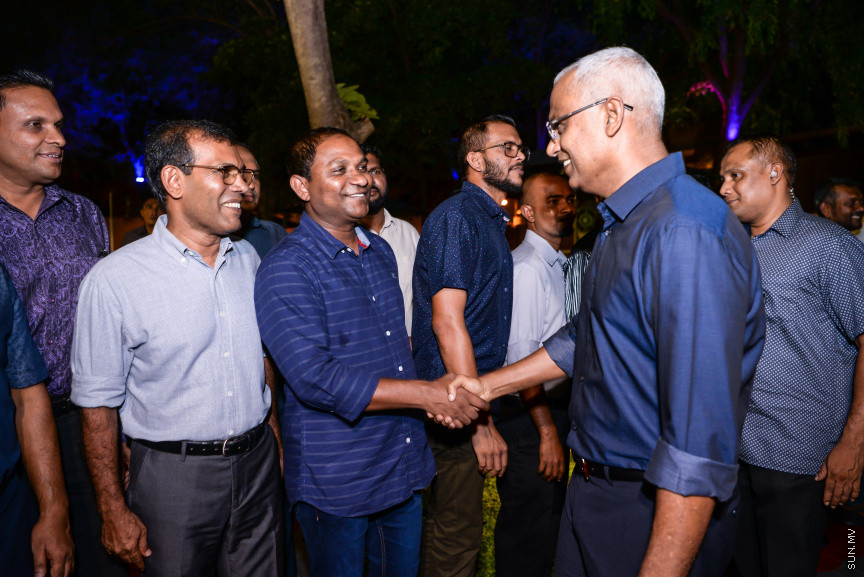 މެއި 22، 2019: ނިމިގެން މިދާ 18ވަނަ ރައްޔިތުންގެ މަޖިލީހުގެ މެމްބަރުންނާއި އަލަށް އިންތިހާބުވި 19ވަނަ ރައްޔިތުންގެ މަޖިލީހުގެ މެމްބަރުންނަށް، މަޖިލިސް ރައީސް ގާސިމް އިބްރާޙިމް ދެއްވި ތަރާވީސް: މި ތަރާވީހުގައި ރައީސް އިބްރާޙިމް މުހައްމަދު ސޯލިހު އާއި ނައިބް ރައީސް ފައިސަލް ނަސީމް ވަނީ ބައިވެރިވެ ވަޑައިގެންފައި -- ސަން ފޮޓޯ/ ފަޔާޒު މޫސާ