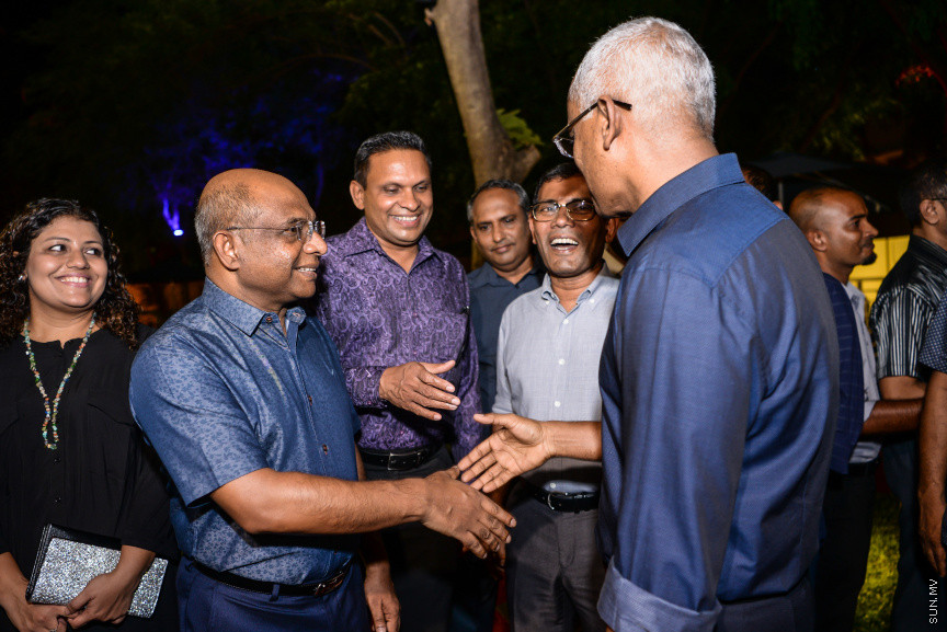 މެއި 22، 2019: ނިމިގެން މިދާ 18ވަނަ ރައްޔިތުންގެ މަޖިލީހުގެ މެމްބަރުންނާއި އަލަށް އިންތިހާބުވި 19ވަނަ ރައްޔިތުންގެ މަޖިލީހުގެ މެމްބަރުންނަށް، މަޖިލިސް ރައީސް ގާސިމް އިބްރާޙިމް ދެއްވި ތަރާވީސް: މި ތަރާވީހުގައި ރައީސް އިބްރާޙިމް މުހައްމަދު ސޯލިހު އާއި ނައިބް ރައީސް ފައިސަލް ނަސީމް ވަނީ ބައިވެރިވެ ވަޑައިގެންފައި -- ސަން ފޮޓޯ/ ފަޔާޒު މޫސާ