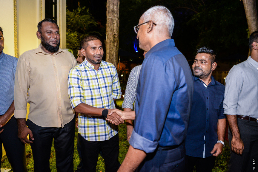 މެއި 22، 2019: ނިމިގެން މިދާ 18ވަނަ ރައްޔިތުންގެ މަޖިލީހުގެ މެމްބަރުންނާއި އަލަށް އިންތިހާބުވި 19ވަނަ ރައްޔިތުންގެ މަޖިލީހުގެ މެމްބަރުންނަށް، މަޖިލިސް ރައީސް ގާސިމް އިބްރާޙިމް ދެއްވި ތަރާވީސް: މި ތަރާވީހުގައި ރައީސް އިބްރާޙިމް މުހައްމަދު ސޯލިހު އާއި ނައިބް ރައީސް ފައިސަލް ނަސީމް ވަނީ ބައިވެރިވެ ވަޑައިގެންފައި -- ސަން ފޮޓޯ/ ފަޔާޒު މޫސާ