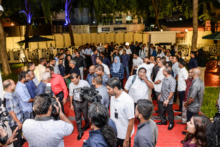 މެއި 22، 2019: ނިމިގެން މިދާ 18ވަނަ ރައްޔިތުންގެ މަޖިލީހުގެ މެމްބަރުންނާއި އަލަށް އިންތިހާބުވި 19ވަނަ ރައްޔިތުންގެ މަޖިލީހުގެ މެމްބަރުންނަށް، މަޖިލިސް ރައީސް ގާސިމް އިބްރާޙިމް ދެއްވި ތަރާވީސް: މި ތަރާވީހުގައި ރައީސް އިބްރާޙިމް މުހައްމަދު ސޯލިހު އާއި ނައިބް ރައީސް ފައިސަލް ނަސީމް ވަނީ ބައިވެރިވެ ވަޑައިގެންފައި -- ސަން ފޮޓޯ/ ފަޔާޒު މޫސާ