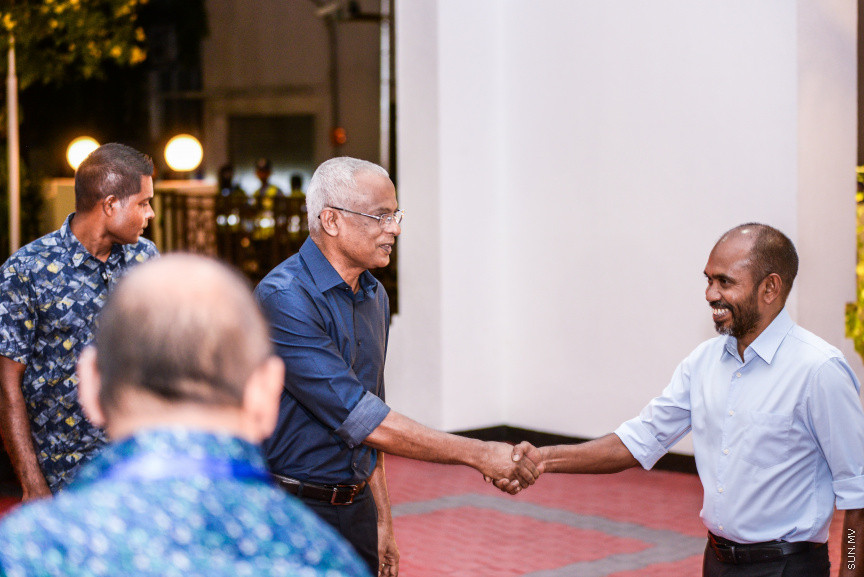 މެއި 22، 2019: ނިމިގެން މިދާ 18ވަނަ ރައްޔިތުންގެ މަޖިލީހުގެ މެމްބަރުންނާއި އަލަށް އިންތިހާބުވި 19ވަނަ ރައްޔިތުންގެ މަޖިލީހުގެ މެމްބަރުންނަށް، މަޖިލިސް ރައީސް ގާސިމް އިބްރާޙިމް ދެއްވި ތަރާވީސް: މި ތަރާވީހުގައި ރައީސް އިބްރާޙިމް މުހައްމަދު ސޯލިހު އާއި ނައިބް ރައީސް ފައިސަލް ނަސީމް ވަނީ ބައިވެރިވެ ވަޑައިގެންފައި -- ސަން ފޮޓޯ/ ފަޔާޒު މޫސާ