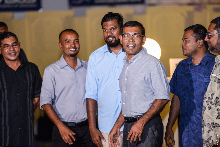 މެއި 22، 2019: ނިމިގެން މިދާ 18ވަނަ ރައްޔިތުންގެ މަޖިލީހުގެ މެމްބަރުންނާއި އަލަށް އިންތިހާބުވި 19ވަނަ ރައްޔިތުންގެ މަޖިލީހުގެ މެމްބަރުންނަށް، މަޖިލިސް ރައީސް ގާސިމް އިބްރާޙިމް ދެއްވި ތަރާވީސް: މި ތަރާވީހުގައި ރައީސް އިބްރާޙިމް މުހައްމަދު ސޯލިހު އާއި ނައިބް ރައީސް ފައިސަލް ނަސީމް ވަނީ ބައިވެރިވެ ވަޑައިގެންފައި -- ސަން ފޮޓޯ/ ފަޔާޒު މޫސާ