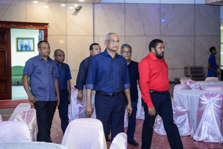 މެއި 22، 2019: ނިމިގެން މިދާ 18ވަނަ ރައްޔިތުންގެ މަޖިލީހުގެ މެމްބަރުންނާއި އަލަށް އިންތިހާބުވި 19ވަނަ ރައްޔިތުންގެ މަޖިލީހުގެ މެމްބަރުންނަށް، މަޖިލިސް ރައީސް ގާސިމް އިބްރާޙިމް ދެއްވި ތަރާވީސް: މި ތަރާވީހުގައި ރައީސް އިބްރާޙިމް މުހައްމަދު ސޯލިހު އާއި ނައިބް ރައީސް ފައިސަލް ނަސީމް ވަނީ ބައިވެރިވެ ވަޑައިގެންފައި -- ސަން ފޮޓޯ/ ފަޔާޒު މޫސާ