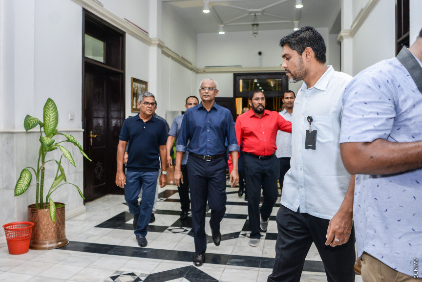 މެއި 22، 2019: ނިމިގެން މިދާ 18ވަނަ ރައްޔިތުންގެ މަޖިލީހުގެ މެމްބަރުންނާއި އަލަށް އިންތިހާބުވި 19ވަނަ ރައްޔިތުންގެ މަޖިލީހުގެ މެމްބަރުންނަށް، މަޖިލިސް ރައީސް ގާސިމް އިބްރާޙިމް ދެއްވި ތަރާވީސް: މި ތަރާވީހުގައި ރައީސް އިބްރާޙިމް މުހައްމަދު ސޯލިހު އާއި ނައިބް ރައީސް ފައިސަލް ނަސީމް ވަނީ ބައިވެރިވެ ވަޑައިގެންފައި -- ސަން ފޮޓޯ/ ފަޔާޒު މޫސާ