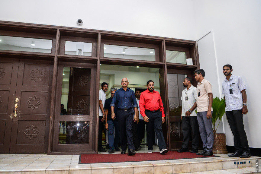 މެއި 22، 2019: ނިމިގެން މިދާ 18ވަނަ ރައްޔިތުންގެ މަޖިލީހުގެ މެމްބަރުންނާއި އަލަށް އިންތިހާބުވި 19ވަނަ ރައްޔިތުންގެ މަޖިލީހުގެ މެމްބަރުންނަށް، މަޖިލިސް ރައީސް ގާސިމް އިބްރާޙިމް ދެއްވި ތަރާވީސް: މި ތަރާވީހުގައި ރައީސް އިބްރާޙިމް މުހައްމަދު ސޯލިހު އާއި ނައިބް ރައީސް ފައިސަލް ނަސީމް ވަނީ ބައިވެރިވެ ވަޑައިގެންފައި -- ސަން ފޮޓޯ/ ފަޔާޒު މޫސާ