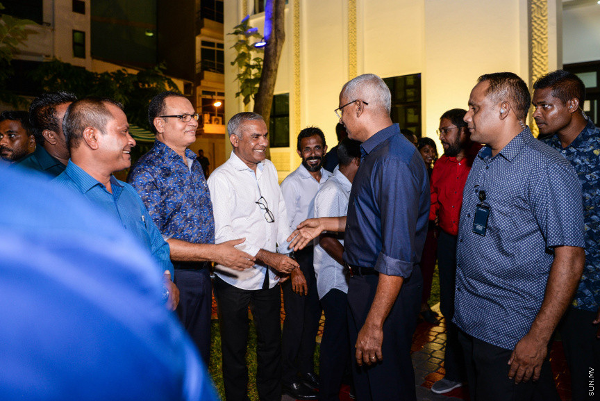 މެއި 22، 2019: ނިމިގެން މިދާ 18ވަނަ ރައްޔިތުންގެ މަޖިލީހުގެ މެމްބަރުންނާއި އަލަށް އިންތިހާބުވި 19ވަނަ ރައްޔިތުންގެ މަޖިލީހުގެ މެމްބަރުންނަށް، މަޖިލިސް ރައީސް ގާސިމް އިބްރާޙިމް ދެއްވި ތަރާވީސް: މި ތަރާވީހުގައި ރައީސް އިބްރާޙިމް މުހައްމަދު ސޯލިހު އާއި ނައިބް ރައީސް ފައިސަލް ނަސީމް ވަނީ ބައިވެރިވެ ވަޑައިގެންފައި -- ސަން ފޮޓޯ/ ފަޔާޒު މޫސާ