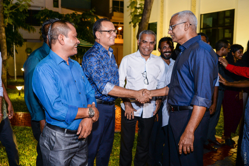 މެއި 22، 2019: ނިމިގެން މިދާ 18ވަނަ ރައްޔިތުންގެ މަޖިލީހުގެ މެމްބަރުންނާއި އަލަށް އިންތިހާބުވި 19ވަނަ ރައްޔިތުންގެ މަޖިލީހުގެ މެމްބަރުންނަށް، މަޖިލިސް ރައީސް ގާސިމް އިބްރާޙިމް ދެއްވި ތަރާވީސް: މި ތަރާވީހުގައި ރައީސް އިބްރާޙިމް މުހައްމަދު ސޯލިހު އާއި ނައިބް ރައީސް ފައިސަލް ނަސީމް ވަނީ ބައިވެރިވެ ވަޑައިގެންފައި -- ސަން ފޮޓޯ/ ފަޔާޒު މޫސާ