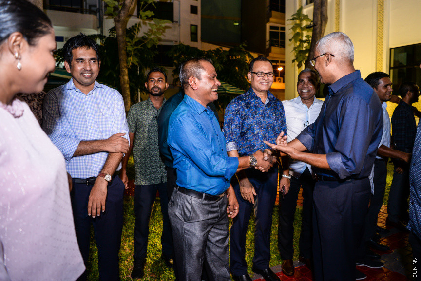 މެއި 22، 2019: ނިމިގެން މިދާ 18ވަނަ ރައްޔިތުންގެ މަޖިލީހުގެ މެމްބަރުންނާއި އަލަށް އިންތިހާބުވި 19ވަނަ ރައްޔިތުންގެ މަޖިލީހުގެ މެމްބަރުންނަށް، މަޖިލިސް ރައީސް ގާސިމް އިބްރާޙިމް ދެއްވި ތަރާވީސް: މި ތަރާވީހުގައި ރައީސް އިބްރާޙިމް މުހައްމަދު ސޯލިހު އާއި ނައިބް ރައީސް ފައިސަލް ނަސީމް ވަނީ ބައިވެރިވެ ވަޑައިގެންފައި -- ސަން ފޮޓޯ/ ފަޔާޒު މޫސާ