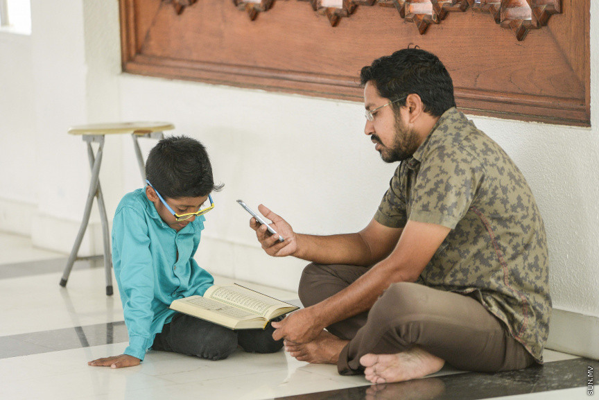 މެއި 25، 2019: ރޯދަމަހާއި އަޅުކަން: އިސްލާމީ މަރުކަޒުގައި  މީހަކު ޤުރްއާން ކިޔަވަނީ -- ސަން ފޮޓޯ/ ފަޔާޒު މޫސާ