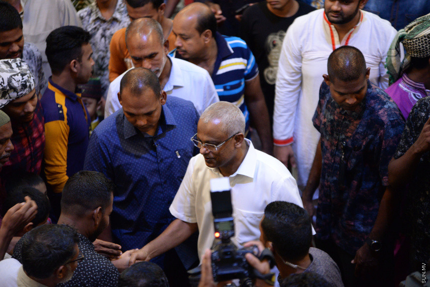 1440 ވަނަ އަހަރުގެ ފިތުރު އީދު ނަމާދަށް ފަހު ރައީސް ސަލާމް ކުރައްވަނީ -- ސަން ފޮޓޯ/ އަހުމަދު އަވްޝަން އިލްޔާސް
