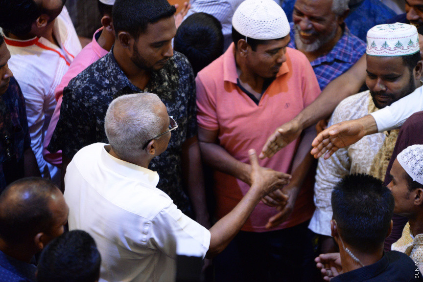 1440 ވަނަ އަހަރުގެ ފިތުރު އީދު ނަމާދަށް ފަހު ރައީސް ސަލާމް ކުރައްވަނީ -- ސަން ފޮޓޯ/ އަހުމަދު އަވްޝަން އިލްޔާސް