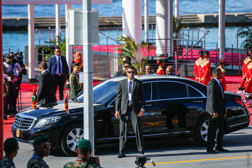 ޖޫން 8، 2019: އިންޑިއާގެ ބޮޑުވަޒީރު ނަރެންދުރަ މޯދީ ރާއްޖެއަށް ކުރައްވާ ރަސްމީ ދަތުރުފުޅުގެ ތެރެއިން: މާލޭގެ އިއްޒުއްދީން ފާލަމުން ރައީސް ސޯލިހް މޯދީއަށް މަރްހަބާ ދެންނެވުން -- ސަން ފޮޓޯ/ ފަޔާޒު މޫސާ