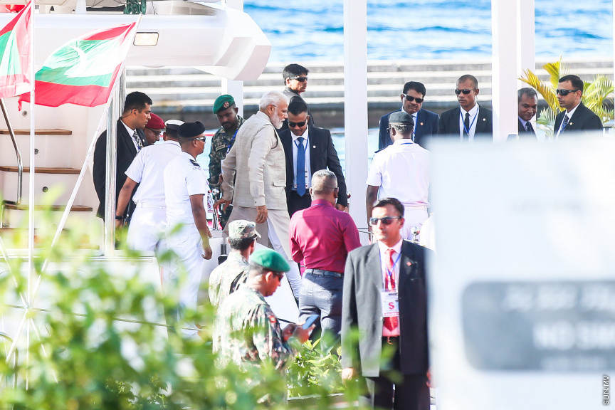ޖޫން 8، 2019: އިންޑިއާގެ ބޮޑުވަޒީރު ނަރެންދުރަ މޯދީ ރާއްޖެއަށް ކުރައްވާ ރަސްމީ ދަތުރުފުޅުގެ ތެރެއިން: މާލޭގެ އިއްޒުއްދީން ފާލަމުން ރައީސް ސޯލިހް މޯދީއަށް މަރްހަބާ ދެންނެވުން -- ސަން ފޮޓޯ/ ފަޔާޒު މޫސާ