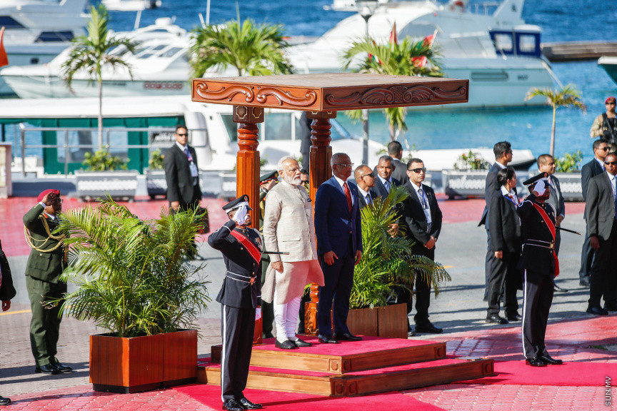ޖޫން 8، 2019: އިންޑިއާގެ ބޮޑުވަޒީރު ނަރެންދުރަ މޯދީ ރާއްޖެއަށް ކުރައްވާ ރަސްމީ ދަތުރުފުޅުގެ ތެރެއިން: މާލޭގެ އިއްޒުއްދީން ފާލަމުން ރައީސް ސޯލިހް މޯދީއަށް މަރްހަބާ ދެންނެވުން -- ސަން ފޮޓޯ/ ފަޔާޒު މޫސާ
