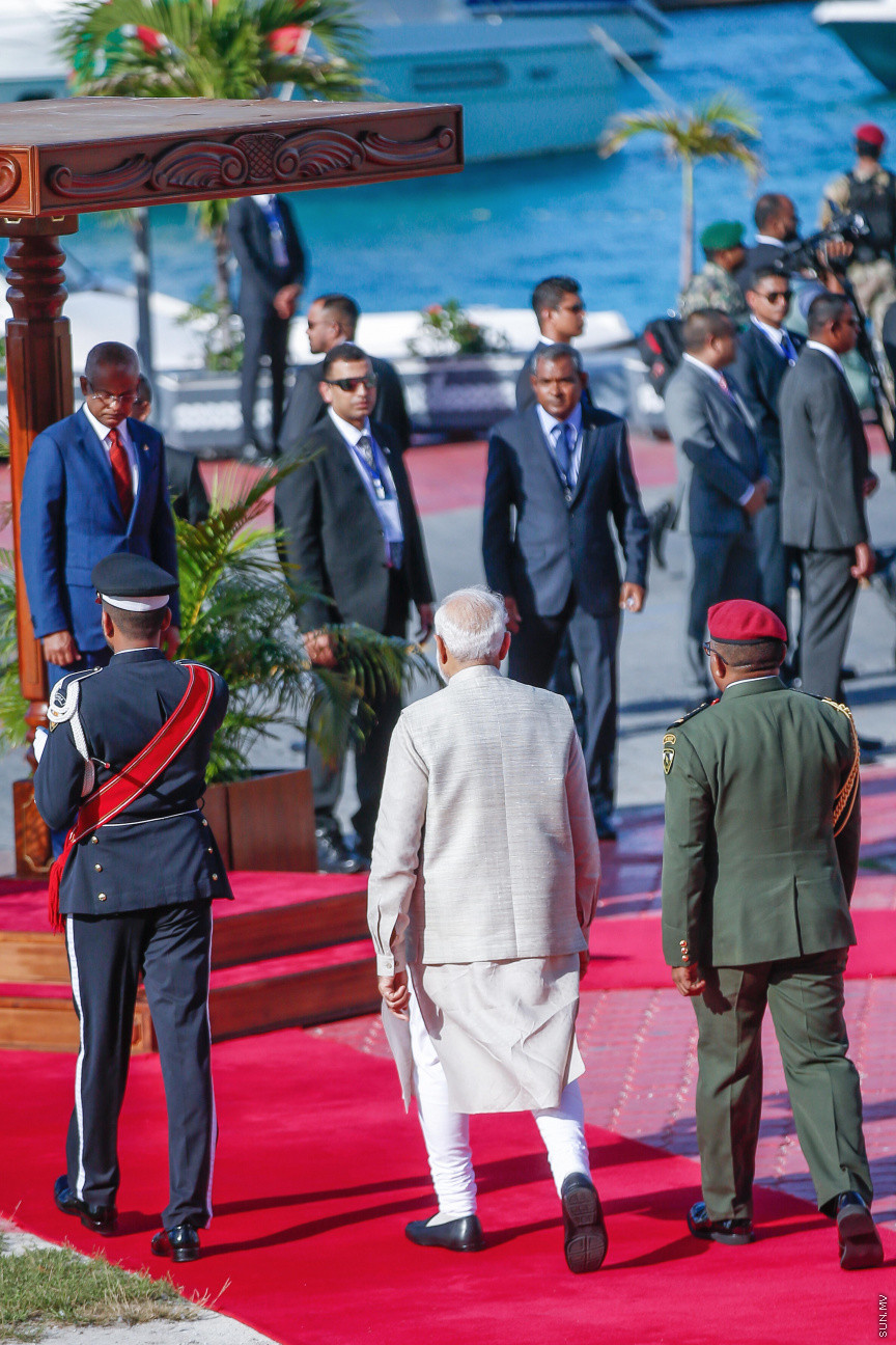 ޖޫން 8، 2019: އިންޑިއާގެ ބޮޑުވަޒީރު ނަރެންދުރަ މޯދީ ރާއްޖެއަށް ކުރައްވާ ރަސްމީ ދަތުރުފުޅުގެ ތެރެއިން: މާލޭގެ އިއްޒުއްދީން ފާލަމުން ރައީސް ސޯލިހް މޯދީއަށް މަރްހަބާ ދެންނެވުން -- ސަން ފޮޓޯ/ ފަޔާޒު މޫސާ