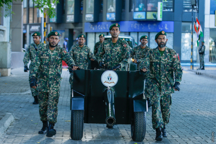 ޖޫން 8، 2019: އިންޑިއާގެ ބޮޑުވަޒީރު ނަރެންދުރަ މޯދީ ރާއްޖެއަށް ކުރައްވާ ރަސްމީ ދަތުރުފުޅުގެ ތެރެއިން: މާލޭގެ އިއްޒުއްދީން ފާލަމުން ރައީސް ސޯލިހް މޯދީއަށް މަރްހަބާ ދެންނެވުން -- ސަން ފޮޓޯ/ ފަޔާޒު މޫސާ
