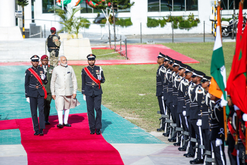 ޖޫން 8، 2019: އިންޑިއާގެ ބޮޑުވަޒީރު ނަރެންދުރަ މޯދީ ރާއްޖެއަށް ކުރައްވާ ރަސްމީ ދަތުރުފުޅުގެ ތެރެއިން: މާލޭގެ އިއްޒުއްދީން ފާލަމުން ރައީސް ސޯލިހް މޯދީއަށް މަރްހަބާ ދެންނެވުން -- ސަން ފޮޓޯ/ ފަޔާޒު މޫސާ