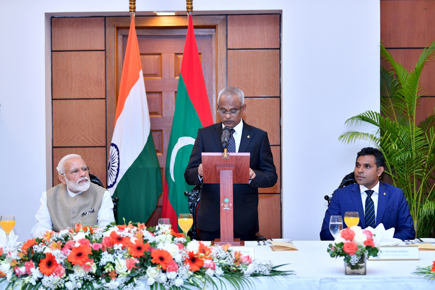 ޖޫން 8، 2019: އިންޑިއާގެ ބޮޑުވަޒީރު ނަރެންދުރަ މޯދީގެ ޝަރަފުގައި ރައީސުލްޖުމްހޫރިއްޔާގެ ދެކަނބަލުން ކުުރުނބާ ރިސޯޓްގައި ބޭއްވި ފުރަމާނަ ޖާފަތުގެ ތެރެއިން -- ފޮޓޯ/ ރައީސް އޮފީސް