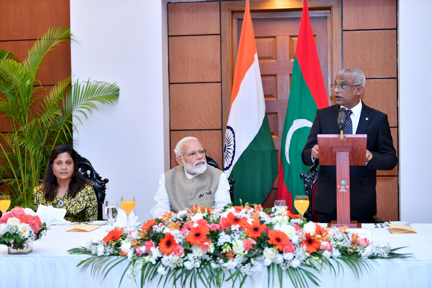 ޖޫން 8، 2019: އިންޑިއާގެ ބޮޑުވަޒީރު ނަރެންދުރަ މޯދީގެ ޝަރަފުގައި ރައީސުލްޖުމްހޫރިއްޔާގެ ދެކަނބަލުން ކުުރުނބާ ރިސޯޓްގައި ބޭއްވި ފުރަމާނަ ޖާފަތުގެ ތެރެއިން -- ފޮޓޯ/ ރައީސް އޮފީސް