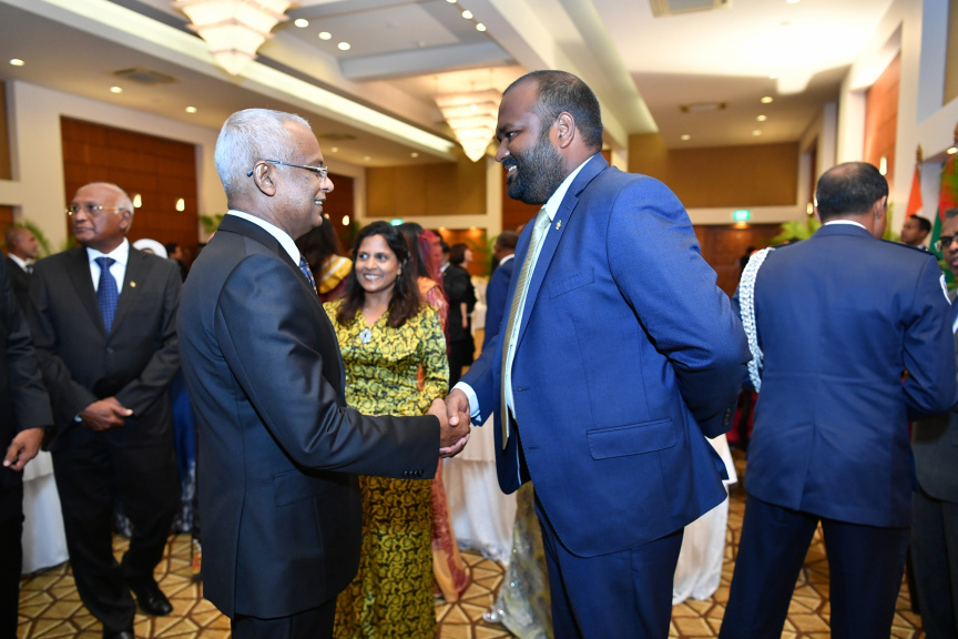 ޖޫން 8، 2019: އިންޑިއާގެ ބޮޑުވަޒީރު ނަރެންދުރަ މޯދީގެ ޝަރަފުގައި ރައީސުލްޖުމްހޫރިއްޔާގެ ދެކަނބަލުން ކުުރުނބާ ރިސޯޓްގައި ބޭއްވި ފުރަމާނަ ޖާފަތުގެ ތެރެއިން -- ފޮޓޯ/ ރައީސް އޮފީސް