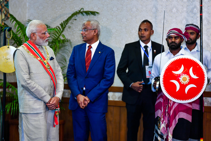 ޖޫން 8، 2019: ނިޝާން އިއްޒުއްދީނުގެ އިއްޒަތުގެ ވެރިކަމުގެ ލަޤަބް، އިންޑިއާގެ ބޮޑުވަޒީރު ނަރެންދުރަ މޯދީ އެރުވުމަށް ރައީސް އޮފީހުގައި ބޭއްވި ރަސްމިއްޔާތުގެ ތެރެއިން -- ފޮޓޯ/ ރައީސް އޮފީސް