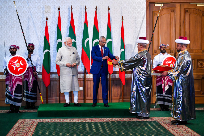 ޖޫން 8، 2019: ނިޝާން އިއްޒުއްދީނުގެ އިއްޒަތުގެ ވެރިކަމުގެ ލަޤަބް، އިންޑިއާގެ ބޮޑުވަޒީރު ނަރެންދުރަ މޯދީ އެރުވުމަށް ރައީސް އޮފީހުގައި ބޭއްވި ރަސްމިއްޔާތުގެ ތެރެއިން -- ފޮޓޯ/ ރައީސް އޮފީސް