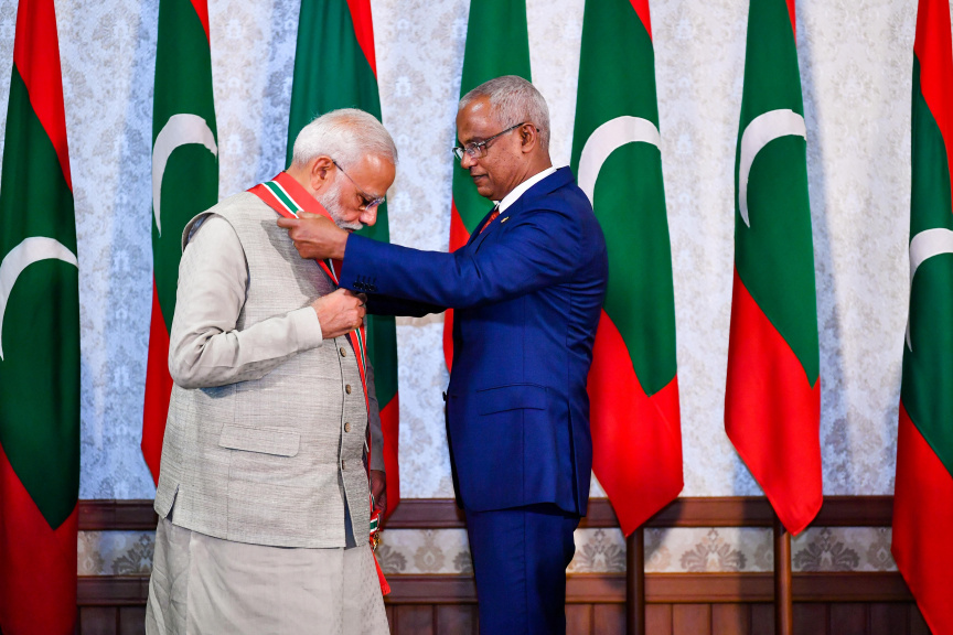 ޖޫން 8، 2019: ނިޝާން އިއްޒުއްދީނުގެ އިއްޒަތުގެ ވެރިކަމުގެ ލަޤަބް، އިންޑިއާގެ ބޮޑުވަޒީރު ނަރެންދުރަ މޯދީ އެރުވުމަށް ރައީސް އޮފީހުގައި ބޭއްވި ރަސްމިއްޔާތުގެ ތެރެއިން -- ފޮޓޯ/ ރައީސް އޮފީސް