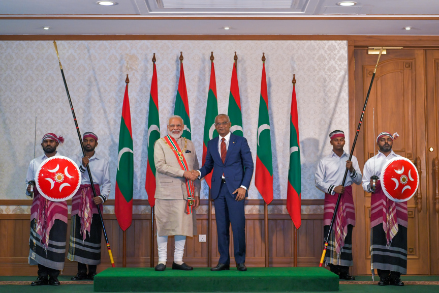 ޖޫން 8، 2019: ނިޝާން އިއްޒުއްދީނުގެ އިއްޒަތުގެ ވެރިކަމުގެ ލަޤަބް، އިންޑިއާގެ ބޮޑުވަޒީރު ނަރެންދުރަ މޯދީ އެރުވުމަށް ރައީސް އޮފީހުގައި ބޭއްވި ރަސްމިއްޔާތުގެ ތެރެއިން -- ފޮޓޯ/ ރައީސް އޮފީސް