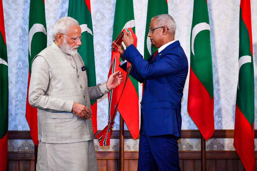 ޖޫން 8، 2019: ނިޝާން އިއްޒުއްދީނުގެ އިއްޒަތުގެ ވެރިކަމުގެ ލަޤަބް، އިންޑިއާގެ ބޮޑުވަޒީރު ނަރެންދުރަ މޯދީ އެރުވުމަށް ރައީސް އޮފީހުގައި ބޭއްވި ރަސްމިއްޔާތުގެ ތެރެއިން -- ފޮޓޯ/ ރައީސް އޮފީސް