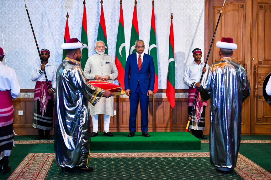 ޖޫން 8، 2019: ނިޝާން އިއްޒުއްދީނުގެ އިއްޒަތުގެ ވެރިކަމުގެ ލަޤަބް، އިންޑިއާގެ ބޮޑުވަޒީރު ނަރެންދުރަ މޯދީ އެރުވުމަށް ރައީސް އޮފީހުގައި ބޭއްވި ރަސްމިއްޔާތުގެ ތެރެއިން -- ފޮޓޯ/ ރައީސް އޮފީސް