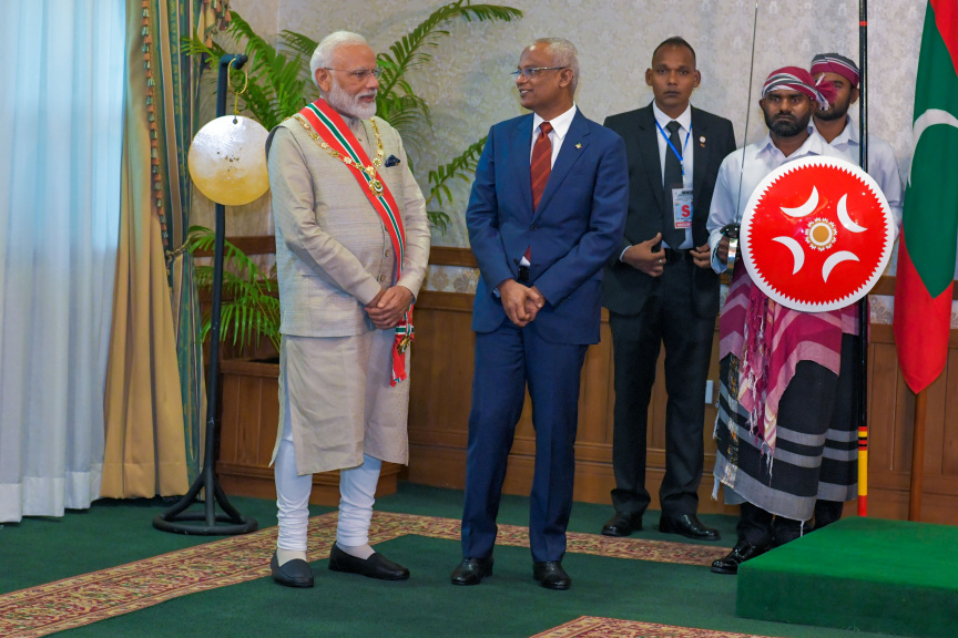 ޖޫން 8، 2019: ނިޝާން އިއްޒުއްދީނުގެ އިއްޒަތުގެ ވެރިކަމުގެ ލަޤަބް، އިންޑިއާގެ ބޮޑުވަޒީރު ނަރެންދުރަ މޯދީ އެރުވުމަށް ރައީސް އޮފީހުގައި ބޭއްވި ރަސްމިއްޔާތުގެ ތެރެއިން -- ފޮޓޯ/ ރައީސް އޮފީސް