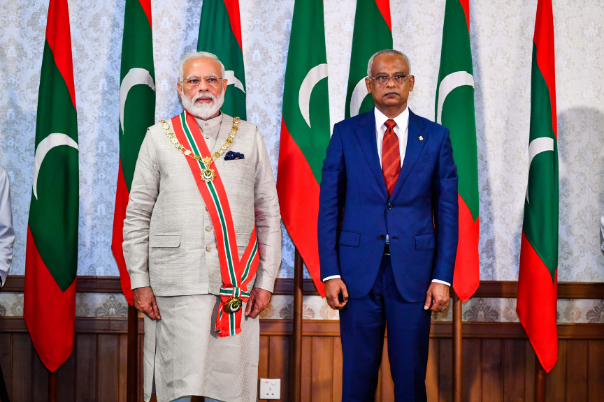 ޖޫން 8، 2019: ނިޝާން އިއްޒުއްދީނުގެ އިއްޒަތުގެ ވެރިކަމުގެ ލަޤަބް، އިންޑިއާގެ ބޮޑުވަޒީރު ނަރެންދުރަ މޯދީ އެރުވުމަށް ރައީސް އޮފީހުގައި ބޭއްވި ރަސްމިއްޔާތުގެ ތެރެއިން -- ފޮޓޯ/ ރައީސް އޮފީސް