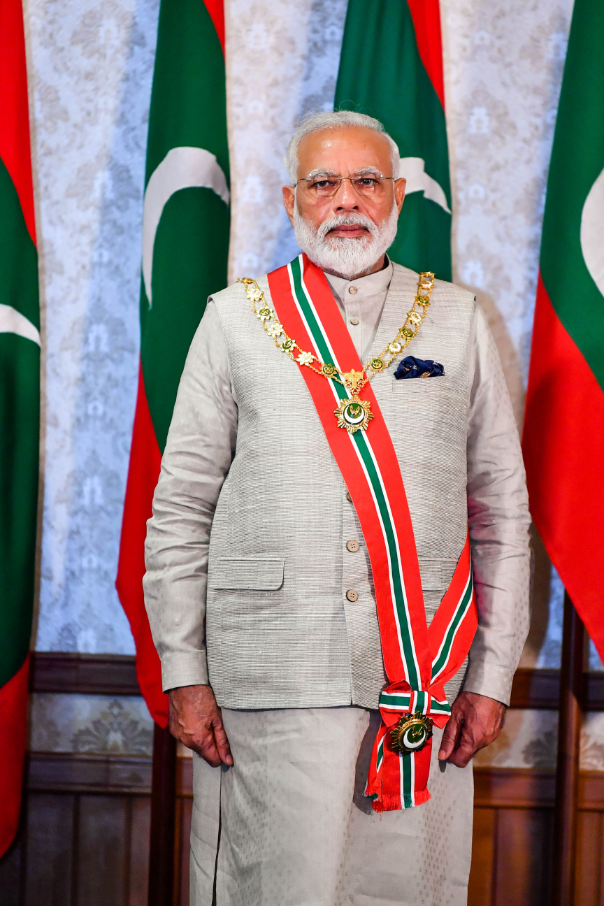 ޖޫން 8، 2019: ނިޝާން އިއްޒުއްދީނުގެ އިއްޒަތުގެ ވެރިކަމުގެ ލަޤަބް، އިންޑިއާގެ ބޮޑުވަޒީރު ނަރެންދުރަ މޯދީ އެރުވުމަށް ރައީސް އޮފީހުގައި ބޭއްވި ރަސްމިއްޔާތުގެ ތެރެއިން -- ފޮޓޯ/ ރައީސް އޮފީސް