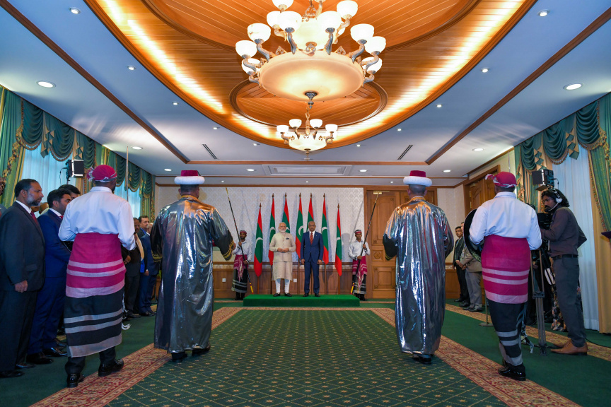 ޖޫން 8، 2019: ނިޝާން އިއްޒުއްދީނުގެ އިއްޒަތުގެ ވެރިކަމުގެ ލަޤަބް، އިންޑިއާގެ ބޮޑުވަޒީރު ނަރެންދުރަ މޯދީ އެރުވުމަށް ރައީސް އޮފީހުގައި ބޭއްވި ރަސްމިއްޔާތުގެ ތެރެއިން -- ފޮޓޯ/ ރައީސް އޮފީސް