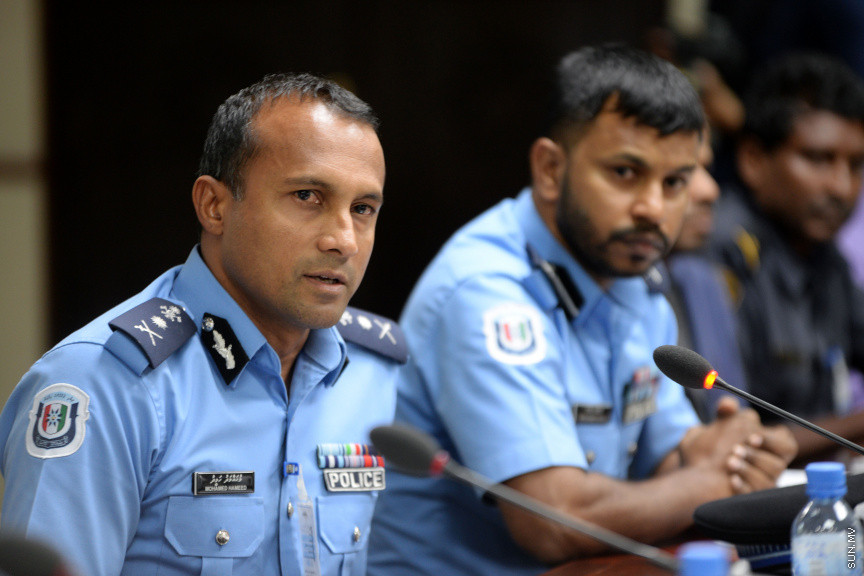 ޖޫން 12، 2019: ކުރީގެ ނައިބު ރައީސް އަހުމަދު އަދީބު ބޭސްފަރުވާ އަށް ރާއްޖޭން ބޭރަށް ވަޑައިގަތުމަށް ހުއްދަ ދިނުމާ ގުޅިގެން ސަރުކާރުގެ ކަމާ ބެހޭ އިދާރާތަކުގެ ވެރިން  މަޖިލީހުގެ ގައުމީ ސަލާމަތާއި ބެހޭ ކޮމިޓީ އަށް ހާޒިރުކުރުން -- ސަން ފޮޓޯ/ ފަޔާޒު މޫސާ