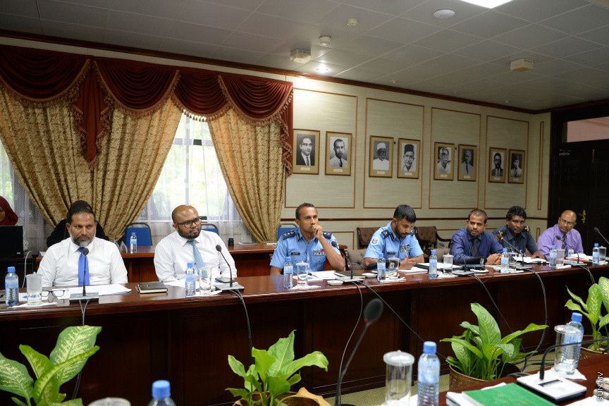 ޖޫން 12، 2019: ކުރީގެ ނައިބު ރައީސް އަހުމަދު އަދީބު ބޭސްފަރުވާ އަށް ރާއްޖޭން ބޭރަށް ވަޑައިގަތުމަށް ހުއްދަ ދިނުމާ ގުޅިގެން ސަރުކާރުގެ ކަމާ ބެހޭ އިދާރާތަކުގެ ވެރިން  މަޖިލީހުގެ ގައުމީ ސަލާމަތާއި ބެހޭ ކޮމިޓީ އަށް ހާޒިރުކުރުން -- ސަން ފޮޓޯ/ ފަޔާޒު މޫސާ