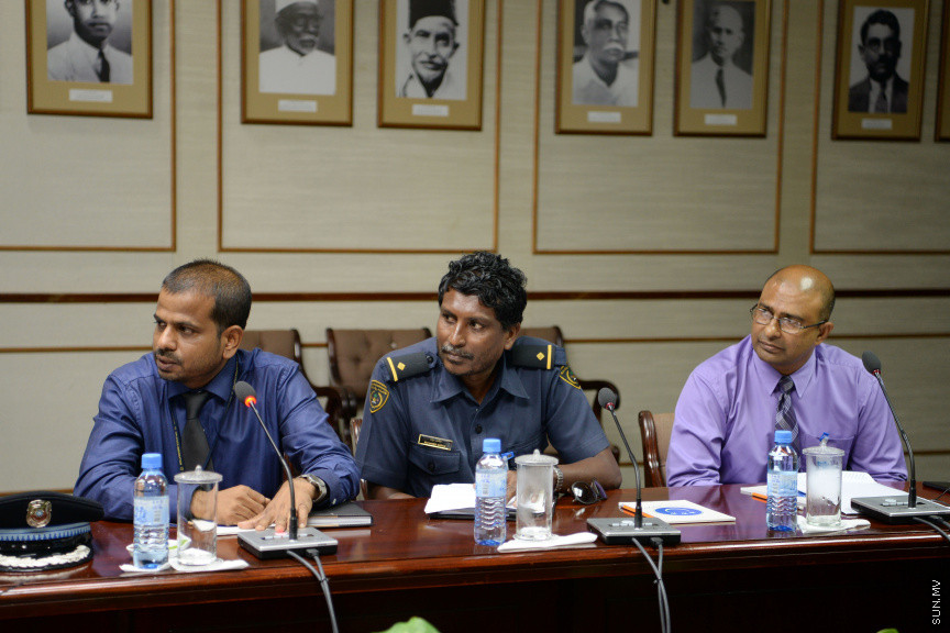 ޖޫން 12، 2019: ކުރީގެ ނައިބު ރައީސް އަހުމަދު އަދީބު ބޭސްފަރުވާ އަށް ރާއްޖޭން ބޭރަށް ވަޑައިގަތުމަށް ހުއްދަ ދިނުމާ ގުޅިގެން ސަރުކާރުގެ ކަމާ ބެހޭ އިދާރާތަކުގެ ވެރިން  މަޖިލީހުގެ ގައުމީ ސަލާމަތާއި ބެހޭ ކޮމިޓީ އަށް ހާޒިރުކުރުން -- ސަން ފޮޓޯ/ ފަޔާޒު މޫސާ