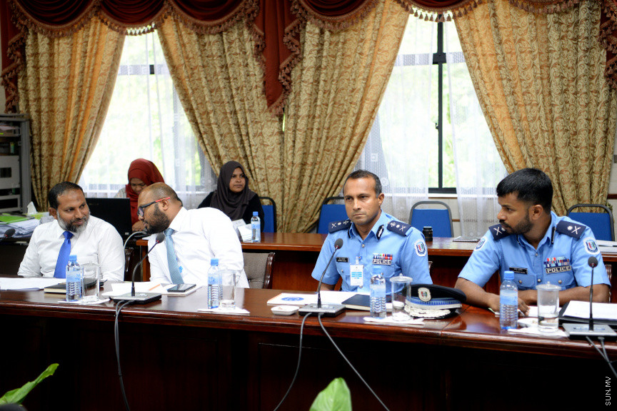 ޖޫން 12، 2019: ކުރީގެ ނައިބު ރައީސް އަހުމަދު އަދީބު ބޭސްފަރުވާ އަށް ރާއްޖޭން ބޭރަށް ވަޑައިގަތުމަށް ހުއްދަ ދިނުމާ ގުޅިގެން ސަރުކާރުގެ ކަމާ ބެހޭ އިދާރާތަކުގެ ވެރިން  މަޖިލީހުގެ ގައުމީ ސަލާމަތާއި ބެހޭ ކޮމިޓީ އަށް ހާޒިރުކުރުން -- ސަން ފޮޓޯ/ ފަޔާޒު މޫސާ