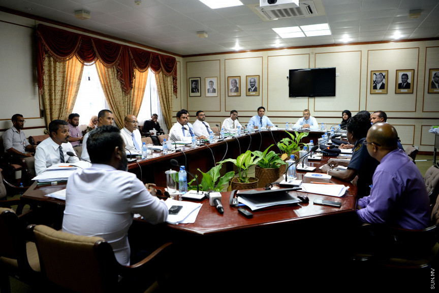ޖޫން 12، 2019: ކުރީގެ ނައިބު ރައީސް އަހުމަދު އަދީބު ބޭސްފަރުވާ އަށް ރާއްޖޭން ބޭރަށް ވަޑައިގަތުމަށް ހުއްދަ ދިނުމާ ގުޅިގެން ސަރުކާރުގެ ކަމާ ބެހޭ އިދާރާތަކުގެ ވެރިން  މަޖިލީހުގެ ގައުމީ ސަލާމަތާއި ބެހޭ ކޮމިޓީ އަށް ހާޒިރުކުރުން -- ސަން ފޮޓޯ/ ފަޔާޒު މޫސާ