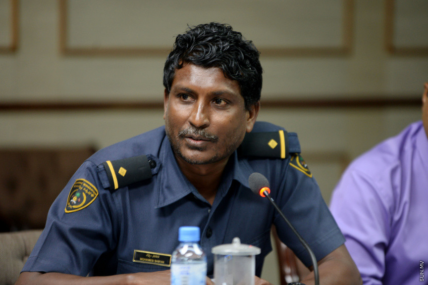 ޖޫން 12، 2019: ކުރީގެ ނައިބު ރައީސް އަހުމަދު އަދީބު ބޭސްފަރުވާ އަށް ރާއްޖޭން ބޭރަށް ވަޑައިގަތުމަށް ހުއްދަ ދިނުމާ ގުޅިގެން ސަރުކާރުގެ ކަމާ ބެހޭ އިދާރާތަކުގެ ވެރިން  މަޖިލީހުގެ ގައުމީ ސަލާމަތާއި ބެހޭ ކޮމިޓީ އަށް ހާޒިރުކުރުން -- ސަން ފޮޓޯ/ ފަޔާޒު މޫސާ
