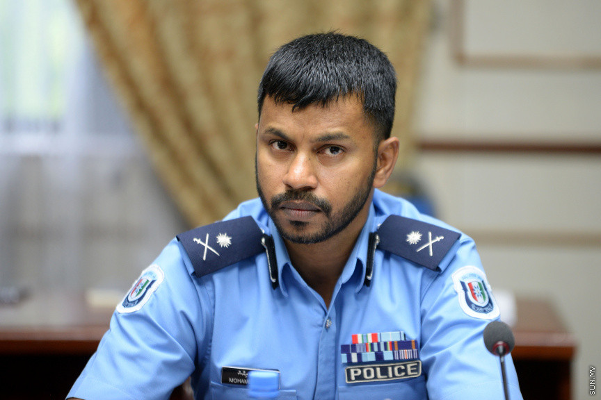 ޖޫން 12، 2019: ކުރީގެ ނައިބު ރައީސް އަހުމަދު އަދީބު ބޭސްފަރުވާ އަށް ރާއްޖޭން ބޭރަށް ވަޑައިގަތުމަށް ހުއްދަ ދިނުމާ ގުޅިގެން ސަރުކާރުގެ ކަމާ ބެހޭ އިދާރާތަކުގެ ވެރިން  މަޖިލީހުގެ ގައުމީ ސަލާމަތާއި ބެހޭ ކޮމިޓީ އަށް ހާޒިރުކުރުން -- ސަން ފޮޓޯ/ ފަޔާޒު މޫސާ