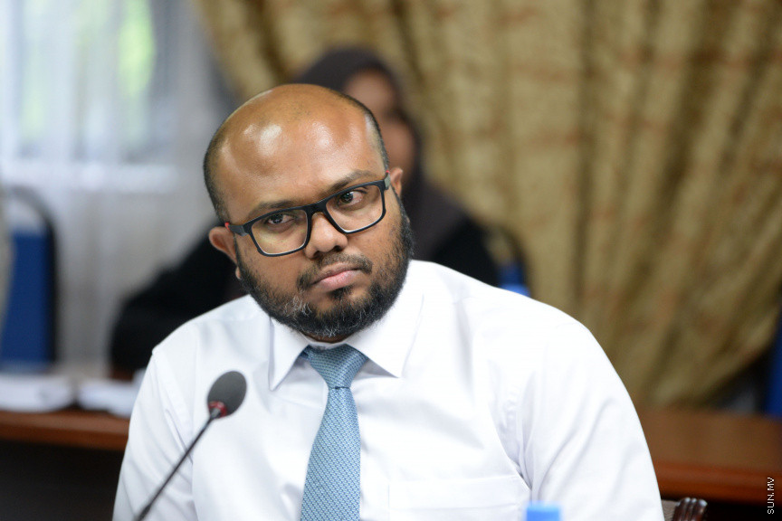 ޖޫން 12، 2019: ކުރީގެ ނައިބު ރައީސް އަހުމަދު އަދީބު ބޭސްފަރުވާ އަށް ރާއްޖޭން ބޭރަށް ވަޑައިގަތުމަށް ހުއްދަ ދިނުމާ ގުޅިގެން ސަރުކާރުގެ ކަމާ ބެހޭ އިދާރާތަކުގެ ވެރިން  މަޖިލީހުގެ ގައުމީ ސަލާމަތާއި ބެހޭ ކޮމިޓީ އަށް ހާޒިރުކުރުން -- ސަން ފޮޓޯ/ ފަޔާޒު މޫސާ