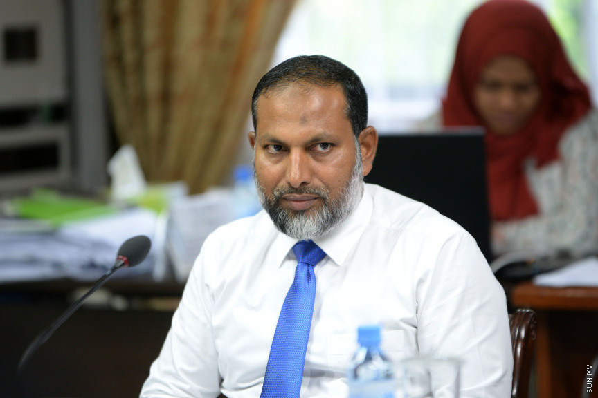 ޖޫން 12، 2019: ކުރީގެ ނައިބު ރައީސް އަހުމަދު އަދީބު ބޭސްފަރުވާ އަށް ރާއްޖޭން ބޭރަށް ވަޑައިގަތުމަށް ހުއްދަ ދިނުމާ ގުޅިގެން ސަރުކާރުގެ ކަމާ ބެހޭ އިދާރާތަކުގެ ވެރިން  މަޖިލީހުގެ ގައުމީ ސަލާމަތާއި ބެހޭ ކޮމިޓީ އަށް ހާޒިރުކުރުން -- ސަން ފޮޓޯ/ ފަޔާޒު މޫސާ